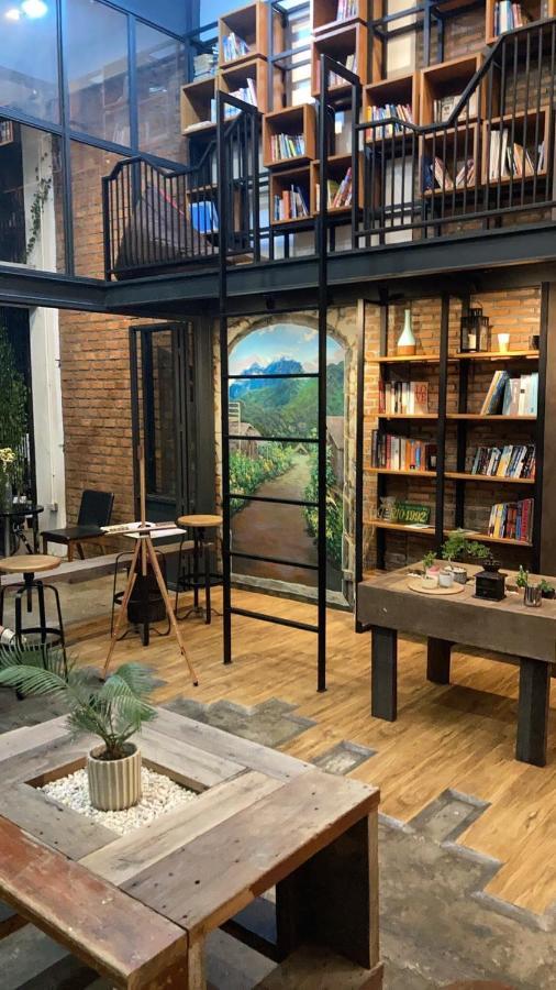 Hobnob Hostel (Adults Only) เชียงใหม่ ภายนอก รูปภาพ