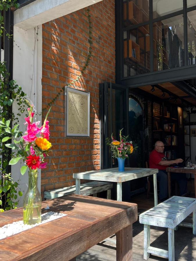 Hobnob Hostel (Adults Only) เชียงใหม่ ภายนอก รูปภาพ