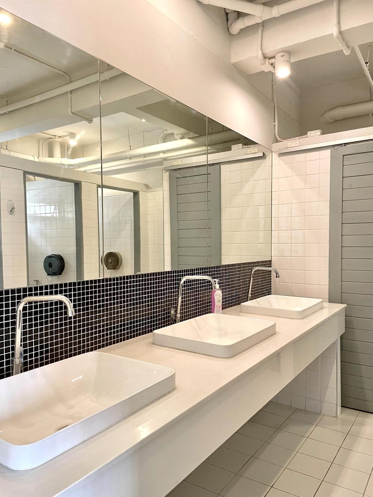 Hobnob Hostel (Adults Only) เชียงใหม่ ภายนอก รูปภาพ